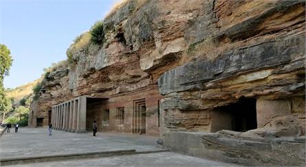 Explore Famous Ancient Caves Of Madhya Pradesh